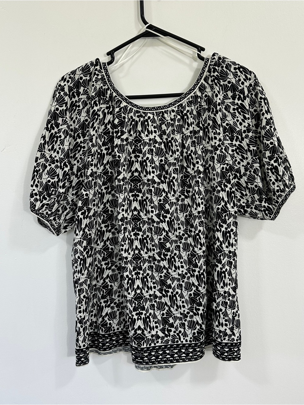 Max Studio $128 NWT Black & White Floral Peasant Top - Picture 2 of 7